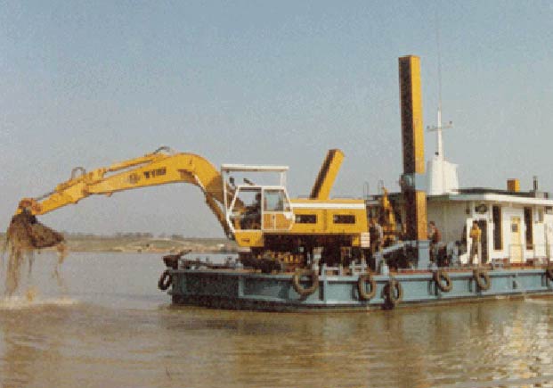 水上施工设备--国内先进的三桩定位抓斗挖泥船